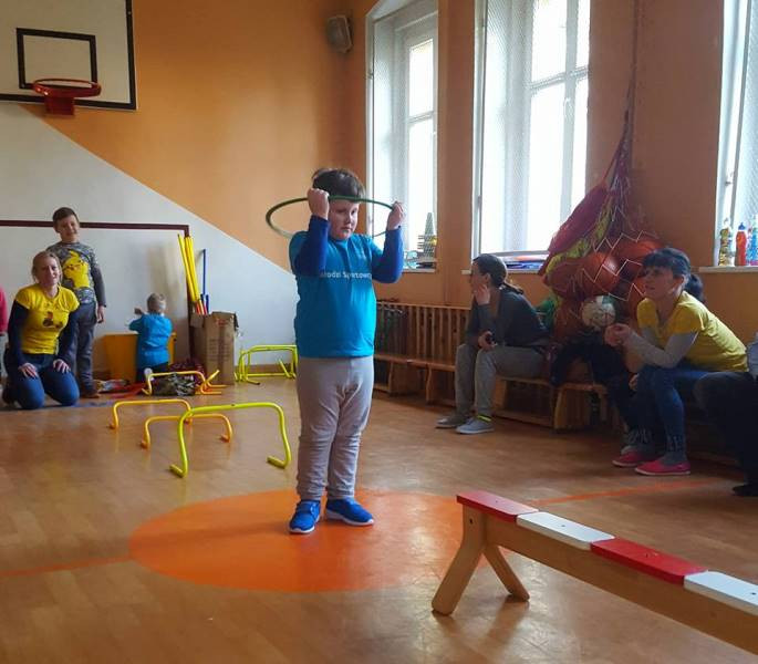 Trening młodych sportowców ze Specjalnego Ośrodka Szkolno-Wychowawczego