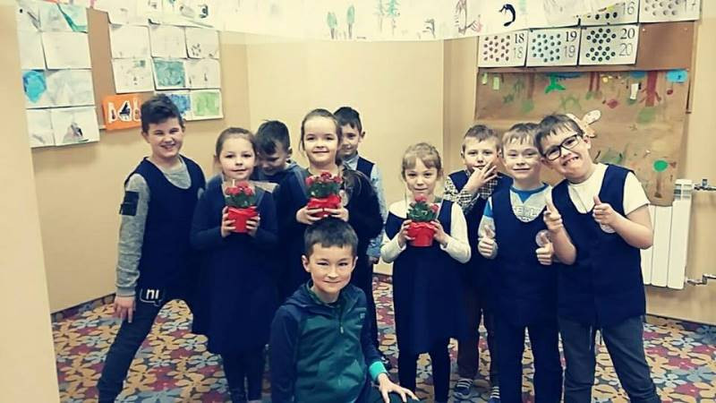 Relacja z przyjemnego świętowania 8 marca we wszystkich szkołach...czyli Panowie się bardzo starali, by uprzyjemnić Dzień Kobiet Paniom