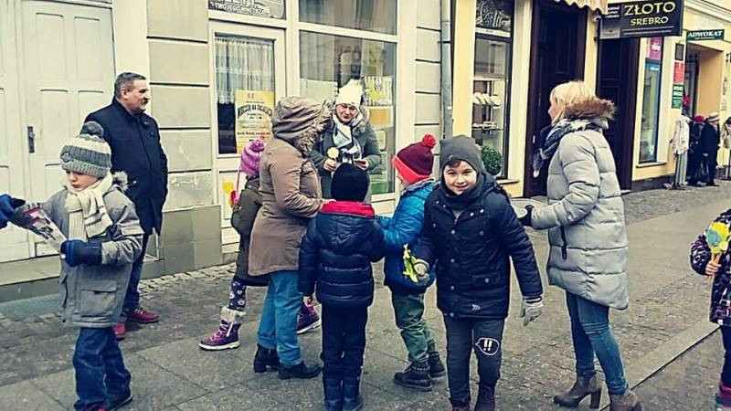 Relacja z przyjemnego świętowania 8 marca we wszystkich szkołach...czyli Panowie się bardzo starali, by uprzyjemnić Dzień Kobiet Paniom