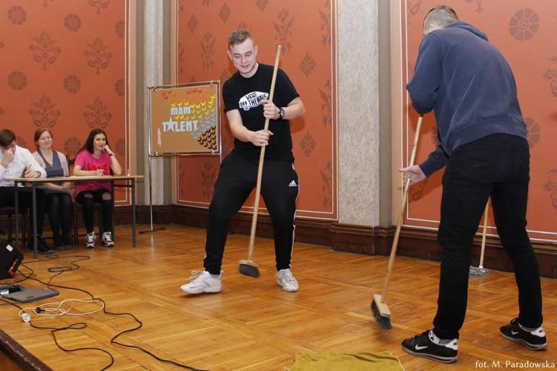 Relacja z przyjemnego świętowania 8 marca we wszystkich szkołach...czyli Panowie się bardzo starali, by uprzyjemnić Dzień Kobiet Paniom