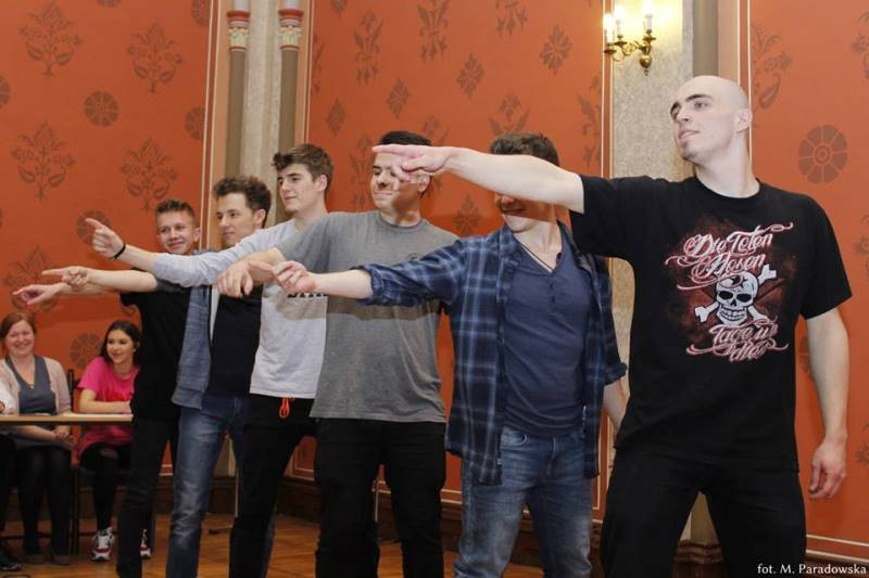 Relacja z przyjemnego świętowania 8 marca we wszystkich szkołach...czyli Panowie się bardzo starali, by uprzyjemnić Dzień Kobiet Paniom