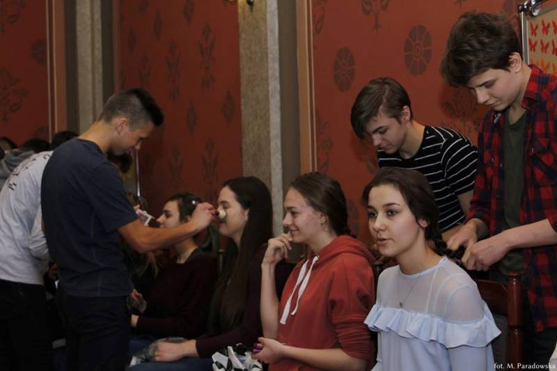 Relacja z przyjemnego świętowania 8 marca we wszystkich szkołach...czyli Panowie się bardzo starali, by uprzyjemnić Dzień Kobiet Paniom