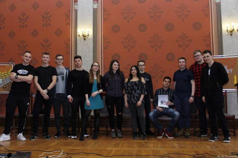 Relacja z przyjemnego świętowania 8 marca we wszystkich szkołach...czyli Panowie się bardzo starali, by uprzyjemnić Dzień Kobiet Paniom