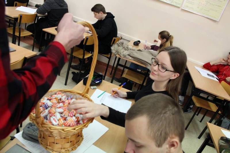 Relacja z przyjemnego świętowania 8 marca we wszystkich szkołach...czyli Panowie się bardzo starali, by uprzyjemnić Dzień Kobiet Paniom