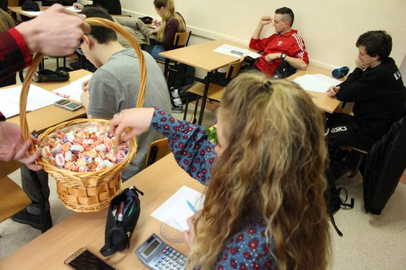 Relacja z przyjemnego świętowania 8 marca we wszystkich szkołach...czyli Panowie się bardzo starali, by uprzyjemnić Dzień Kobiet Paniom