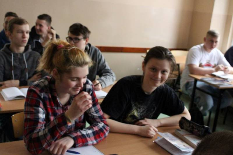 Relacja z przyjemnego świętowania 8 marca we wszystkich szkołach...czyli Panowie się bardzo starali, by uprzyjemnić Dzień Kobiet Paniom