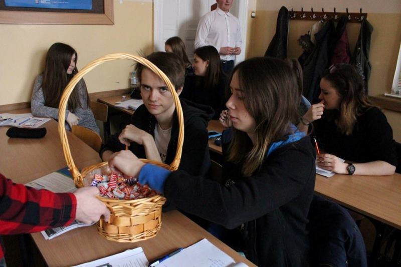 Relacja z przyjemnego świętowania 8 marca we wszystkich szkołach...czyli Panowie się bardzo starali, by uprzyjemnić Dzień Kobiet Paniom