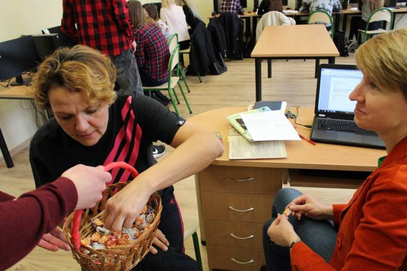 Relacja z przyjemnego świętowania 8 marca we wszystkich szkołach...czyli Panowie się bardzo starali, by uprzyjemnić Dzień Kobiet Paniom