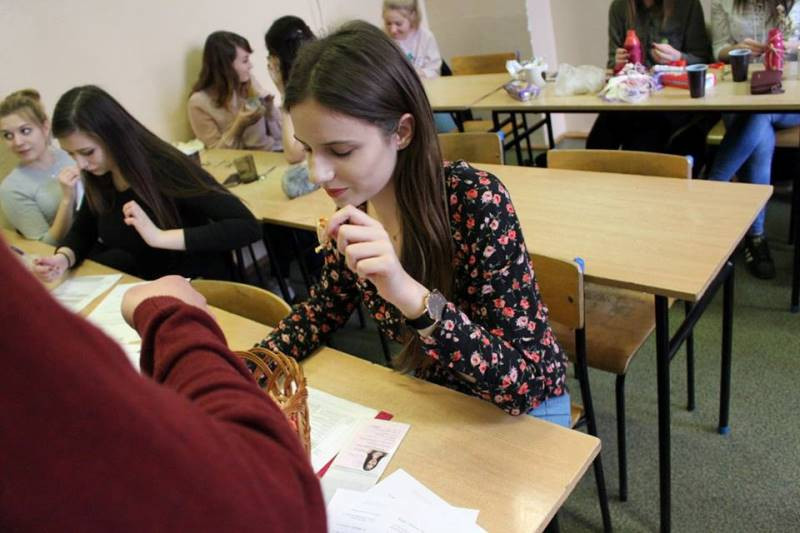 Relacja z przyjemnego świętowania 8 marca we wszystkich szkołach...czyli Panowie się bardzo starali, by uprzyjemnić Dzień Kobiet Paniom