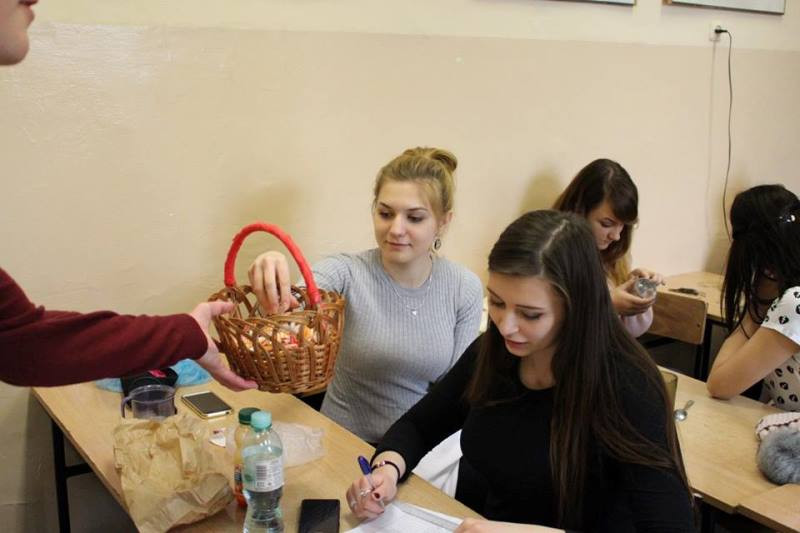 Relacja z przyjemnego świętowania 8 marca we wszystkich szkołach...czyli Panowie się bardzo starali, by uprzyjemnić Dzień Kobiet Paniom