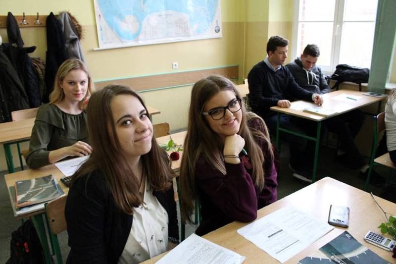 Relacja z przyjemnego świętowania 8 marca we wszystkich szkołach...czyli Panowie się bardzo starali, by uprzyjemnić Dzień Kobiet Paniom