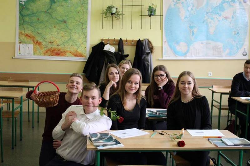 Relacja z przyjemnego świętowania 8 marca we wszystkich szkołach...czyli Panowie się bardzo starali, by uprzyjemnić Dzień Kobiet Paniom