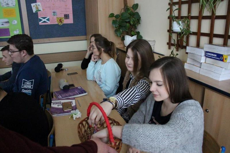 Relacja z przyjemnego świętowania 8 marca we wszystkich szkołach...czyli Panowie się bardzo starali, by uprzyjemnić Dzień Kobiet Paniom