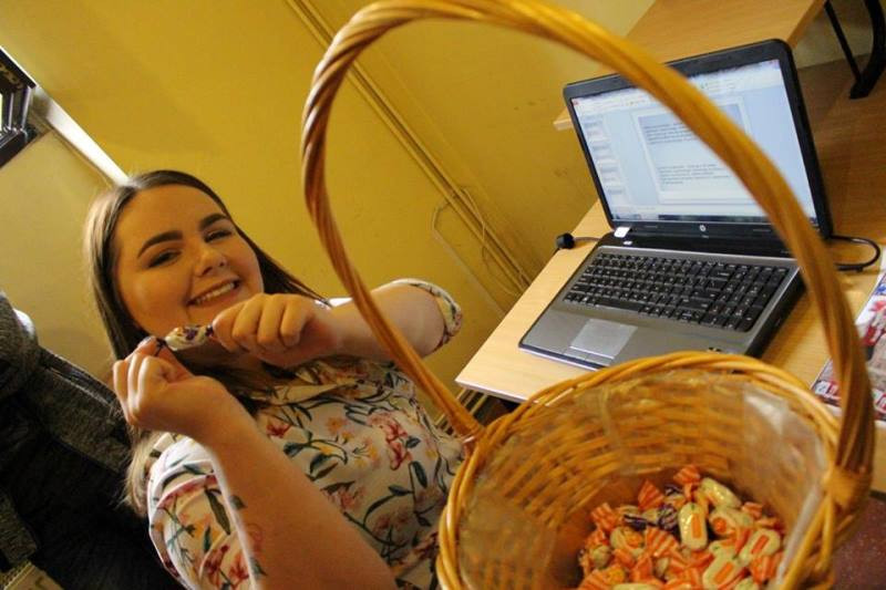 Relacja z przyjemnego świętowania 8 marca we wszystkich szkołach...czyli Panowie się bardzo starali, by uprzyjemnić Dzień Kobiet Paniom