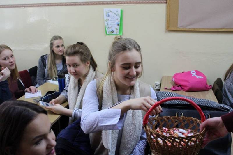 Relacja z przyjemnego świętowania 8 marca we wszystkich szkołach...czyli Panowie się bardzo starali, by uprzyjemnić Dzień Kobiet Paniom