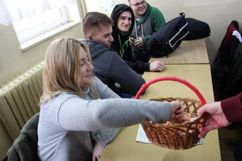 Relacja z przyjemnego świętowania 8 marca we wszystkich szkołach...czyli Panowie się bardzo starali, by uprzyjemnić Dzień Kobiet Paniom