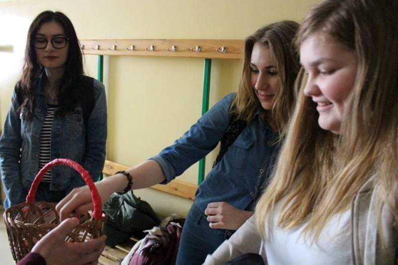 Relacja z przyjemnego świętowania 8 marca we wszystkich szkołach...czyli Panowie się bardzo starali, by uprzyjemnić Dzień Kobiet Paniom