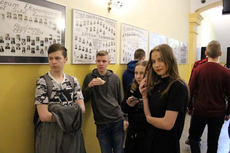 Relacja z przyjemnego świętowania 8 marca we wszystkich szkołach...czyli Panowie się bardzo starali, by uprzyjemnić Dzień Kobiet Paniom