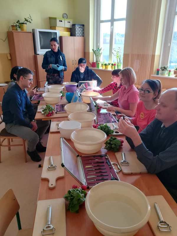 Zajęcia z rehabilitantami oraz przygotowywanie ozdób świątecznych