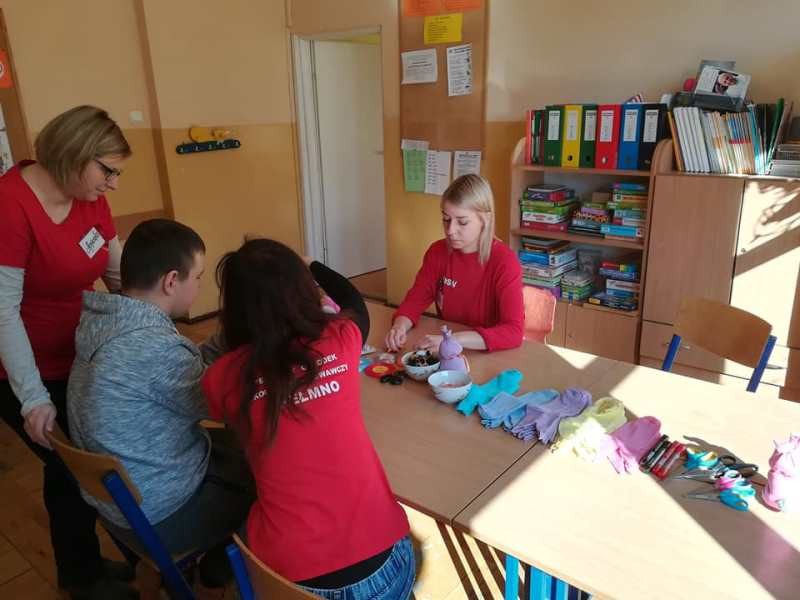 Zajęcia z rehabilitantami oraz przygotowywanie ozdób świątecznych