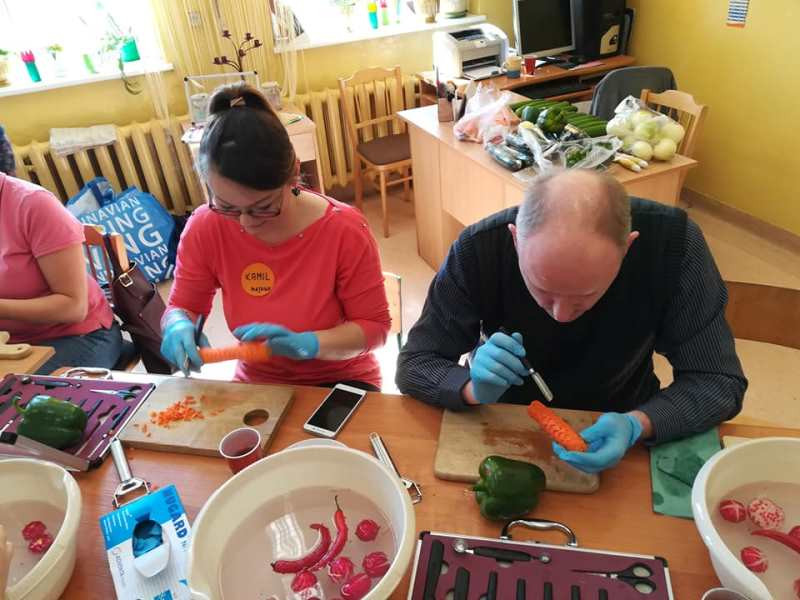 Zajęcia z rehabilitantami oraz przygotowywanie ozdób świątecznych