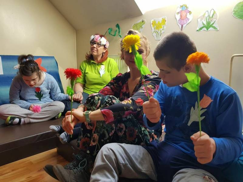 Radosne zabawy w oczekiwaniu na przybycie wiosny w Domu Pomocy Społecznej