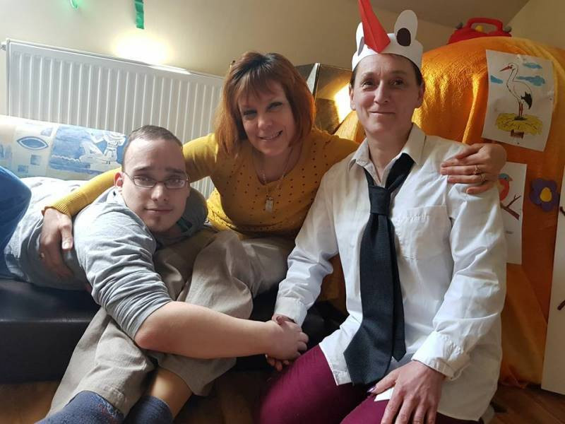 Radosne zabawy w oczekiwaniu na przybycie wiosny w Domu Pomocy Społecznej