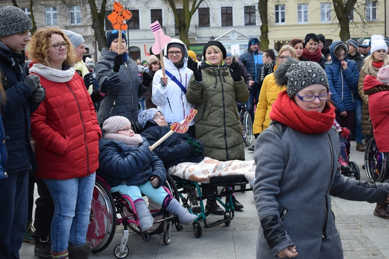 Dzisiaj w Chełmnie bum..bum... Zespół Downa zrobił szum !!! Happening w pierwszy dzień wiosny