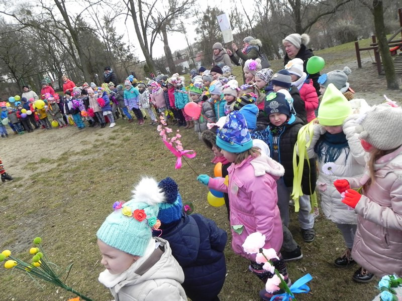 Tęczowe przedszkolaki z uśmiechem żegnają zimę i witają wiosnę