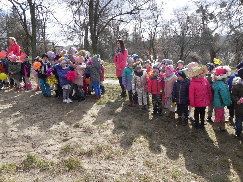 Tęczowe przedszkolaki z uśmiechem żegnają zimę i witają wiosnę