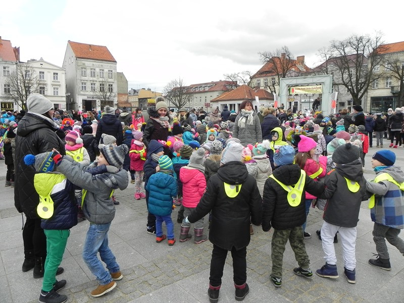 Tęczowe przedszkolaki z uśmiechem żegnają zimę i witają wiosnę