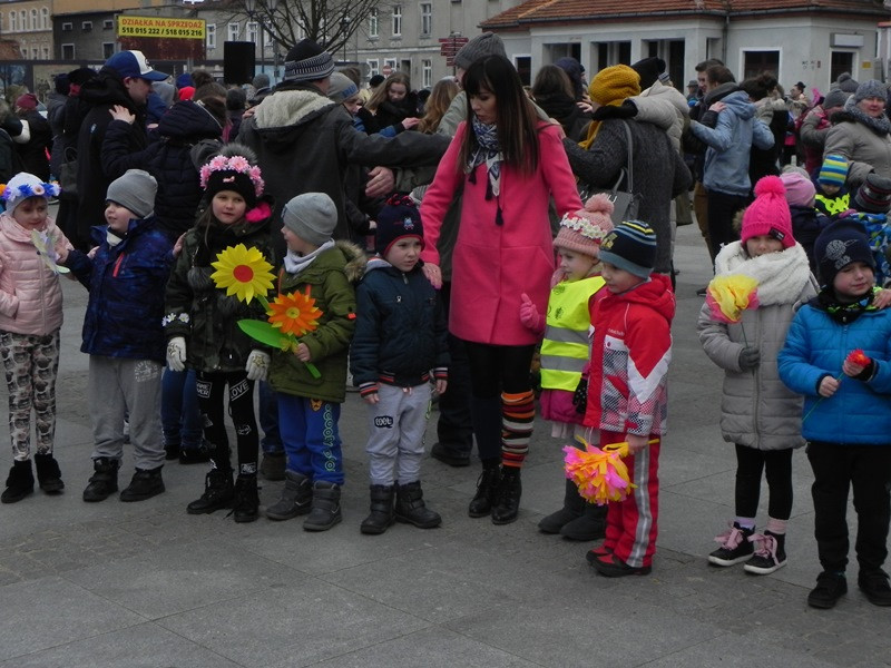 Tęczowe przedszkolaki z uśmiechem żegnają zimę i witają wiosnę