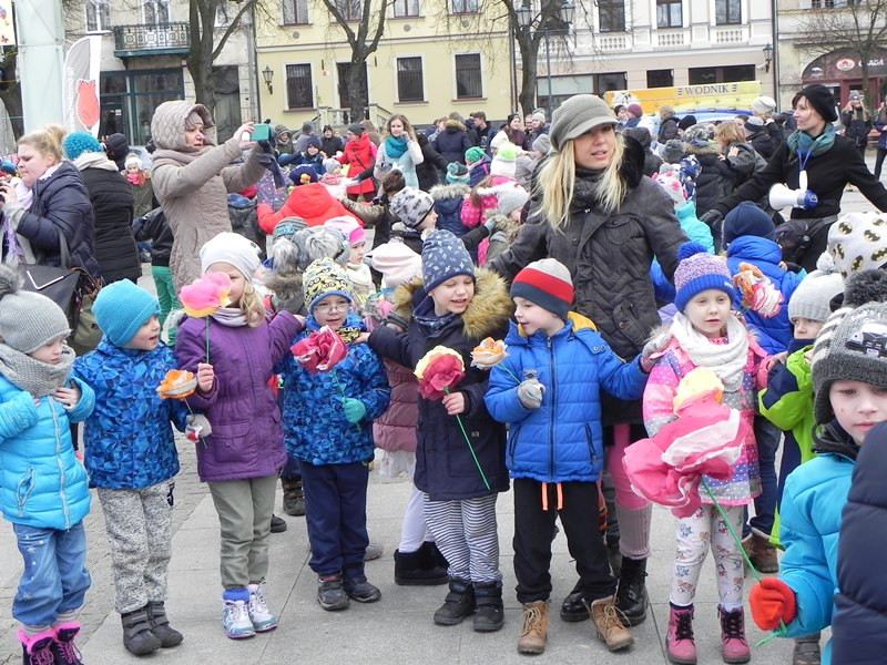 Tęczowe przedszkolaki z uśmiechem żegnają zimę i witają wiosnę
