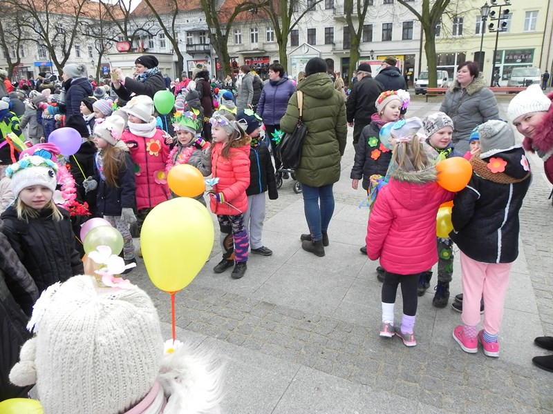 Tęczowe przedszkolaki z uśmiechem żegnają zimę i witają wiosnę