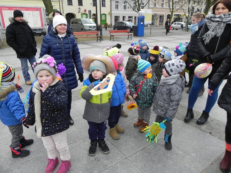Tęczowe przedszkolaki z uśmiechem żegnają zimę i witają wiosnę