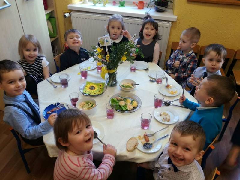 Brzdące w poszukiwaniu świątecznych prezentów