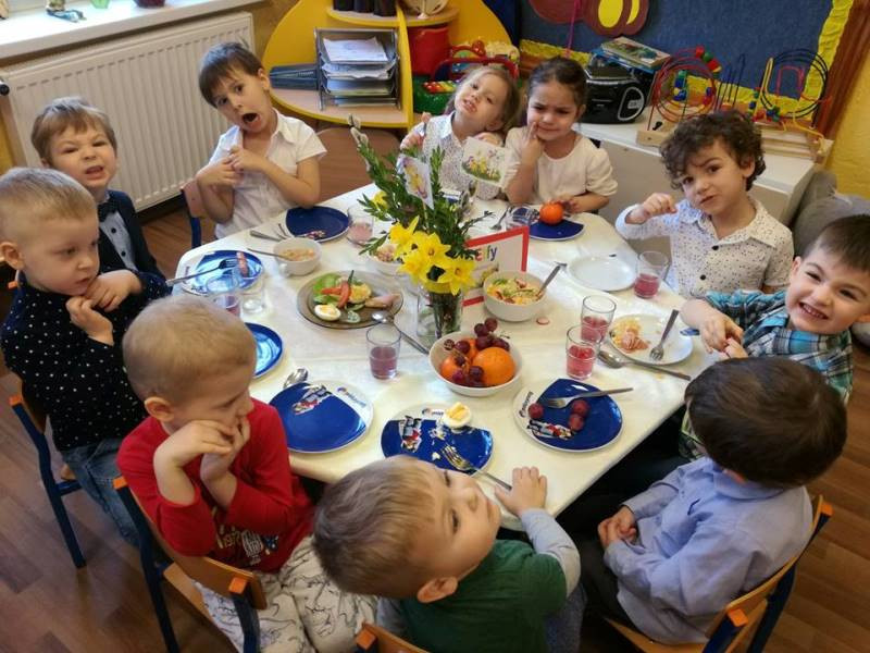 Brzdące w poszukiwaniu świątecznych prezentów