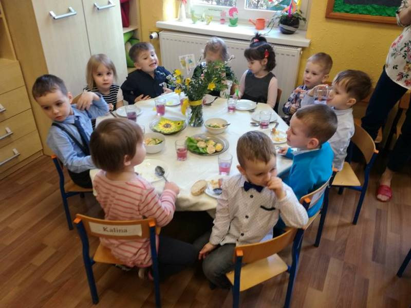 Brzdące w poszukiwaniu świątecznych prezentów
