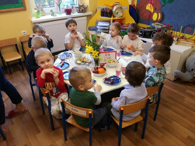 Brzdące w poszukiwaniu świątecznych prezentów