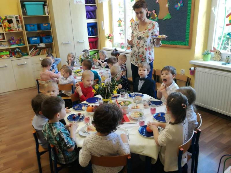 Brzdące w poszukiwaniu świątecznych prezentów