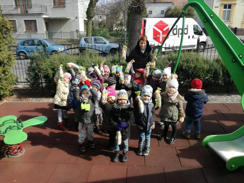 Brzdące w poszukiwaniu świątecznych prezentów