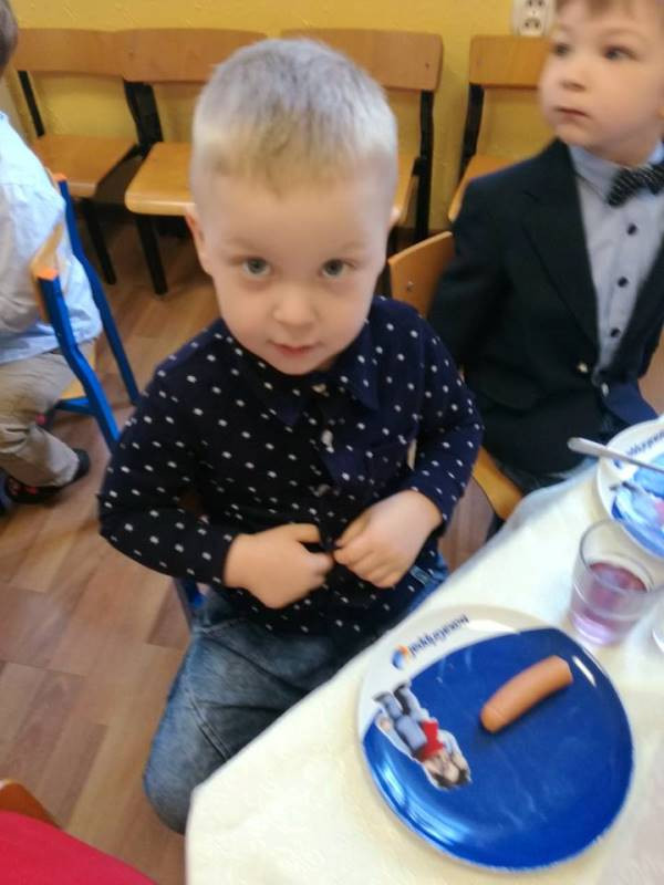 Brzdące w poszukiwaniu świątecznych prezentów