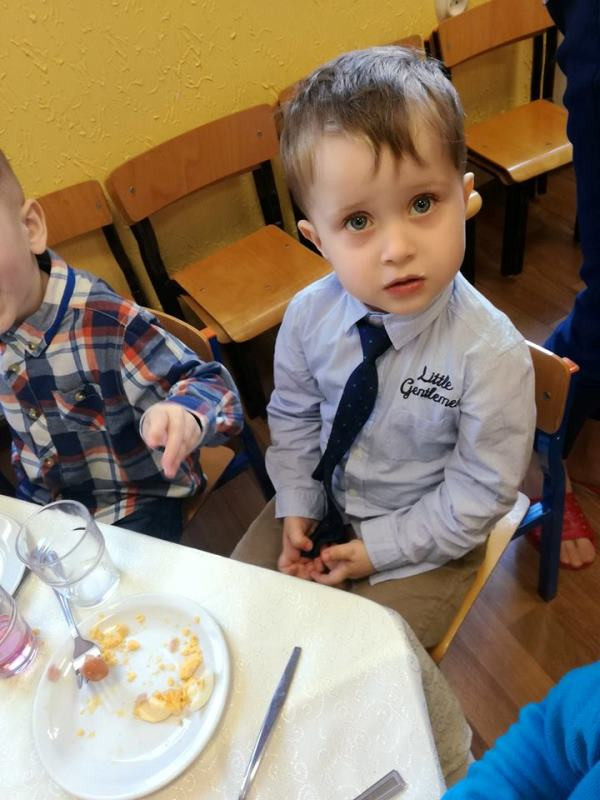 Brzdące w poszukiwaniu świątecznych prezentów