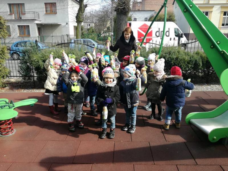 Brzdące w poszukiwaniu świątecznych prezentów