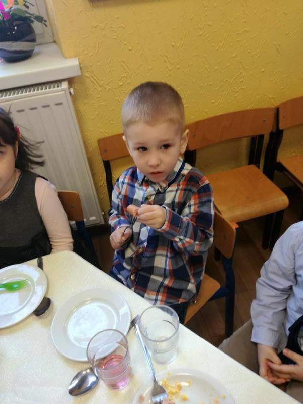 Brzdące w poszukiwaniu świątecznych prezentów