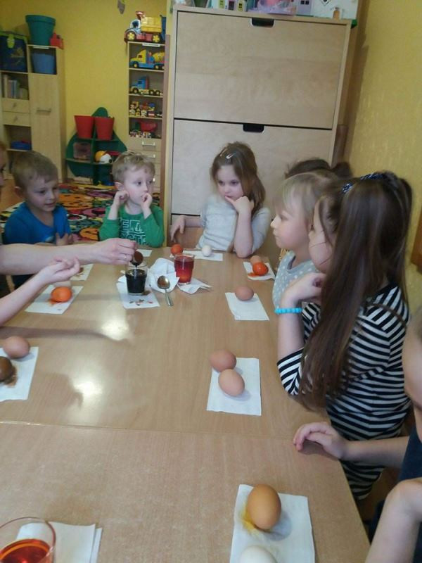 Brzdące w poszukiwaniu świątecznych prezentów