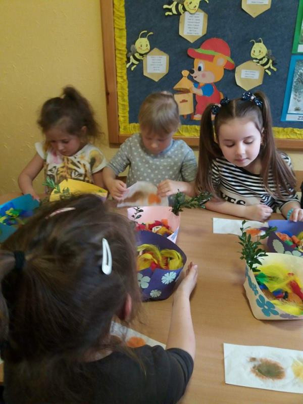 Brzdące w poszukiwaniu świątecznych prezentów