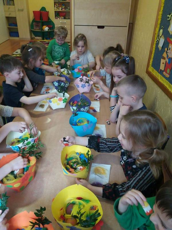 Brzdące w poszukiwaniu świątecznych prezentów