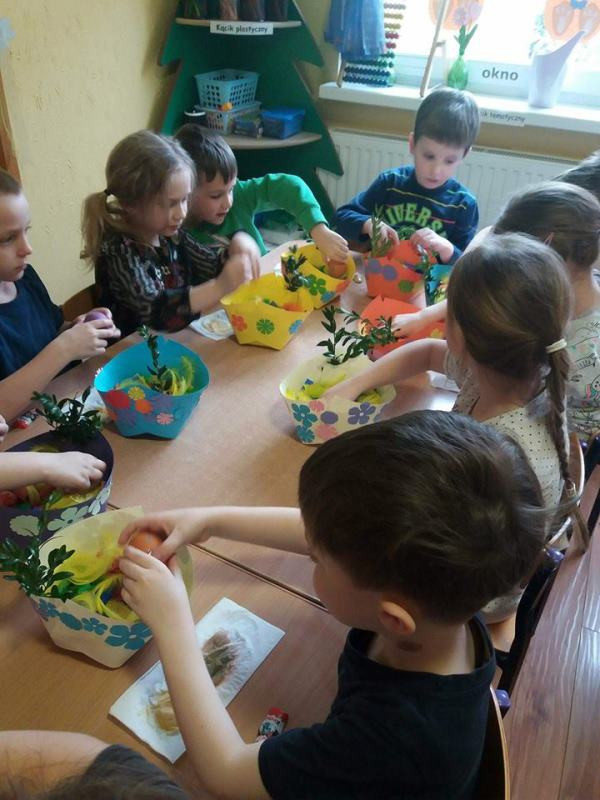 Brzdące w poszukiwaniu świątecznych prezentów
