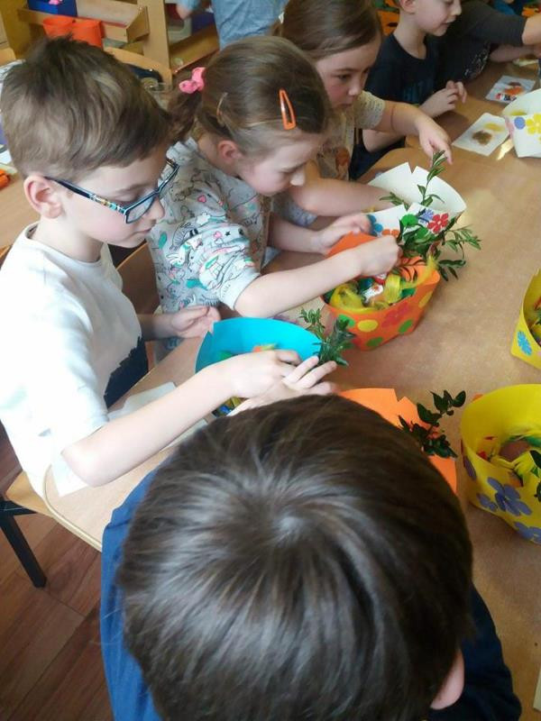 Brzdące w poszukiwaniu świątecznych prezentów